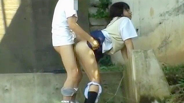 日本AV片：亚洲甜心与男友在户外台阶上的激情性爱