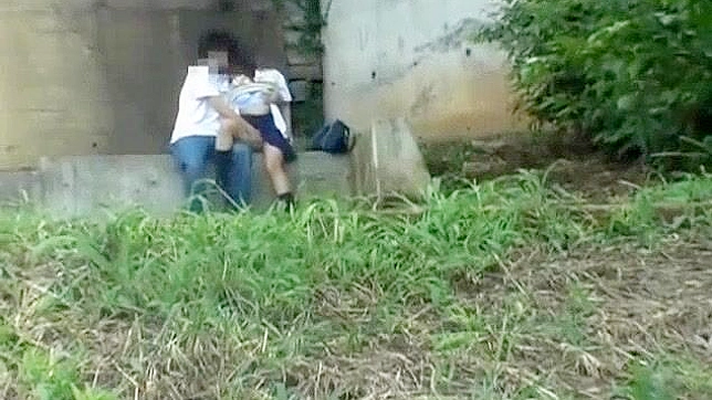 日本AV片：亚洲甜心与男友在户外台阶上的激情性爱