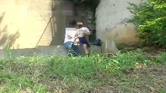 日本AV片：亚洲甜心与男友在户外台阶上的激情性爱