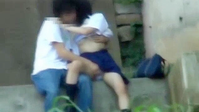 日本AV片：亚洲甜心与男友在户外台阶上的激情性爱