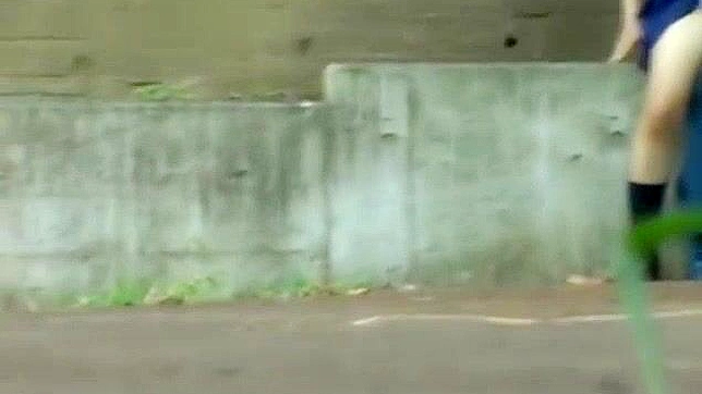 日本AV片：亚洲甜心与男友在户外台阶上的激情性爱