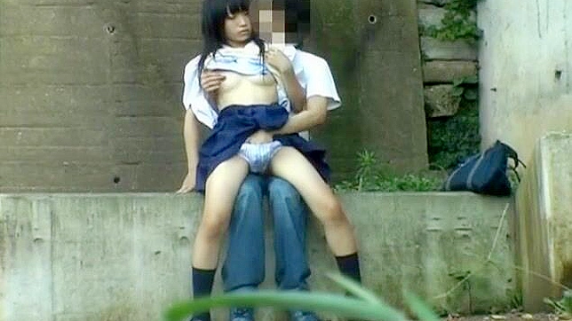 日本AV片：亚洲甜心与男友在户外台阶上的激情性爱