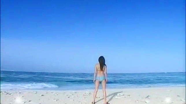 豪泽光在户外海滩的性感时刻让人心跳加速