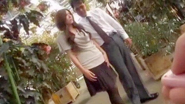 在户外尽情释放欲望与性感的JAV女优由菜诗织一起享受快感