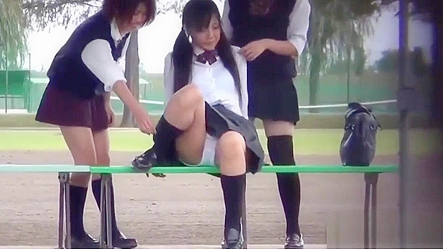 日式制服诱惑：少女湿身尿液初体验！