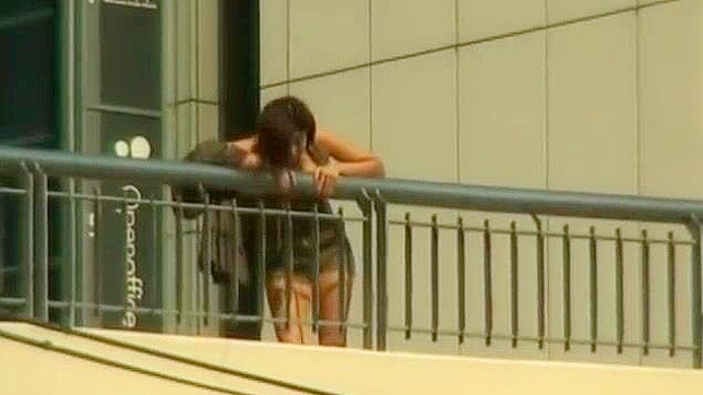 日本美女奈々佐惠琪在令人惊叹的大胸软色情JAV场景中