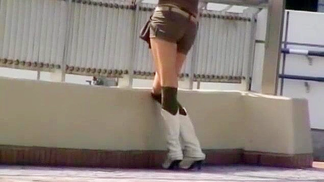 日本美女奈々佐惠琪在令人惊叹的大胸软色情JAV场景中