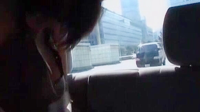 日本美女奈々佐惠琪在令人惊叹的大胸软色情JAV场景中