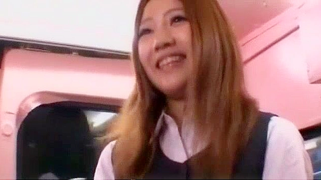 日本女孩在疯狂的户外JAV场景中自慰