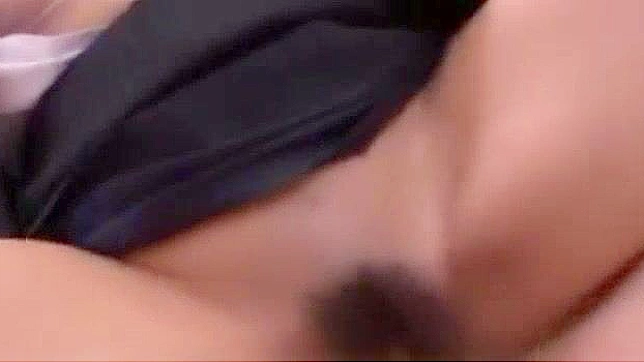 日本女孩在疯狂的户外JAV场景中自慰