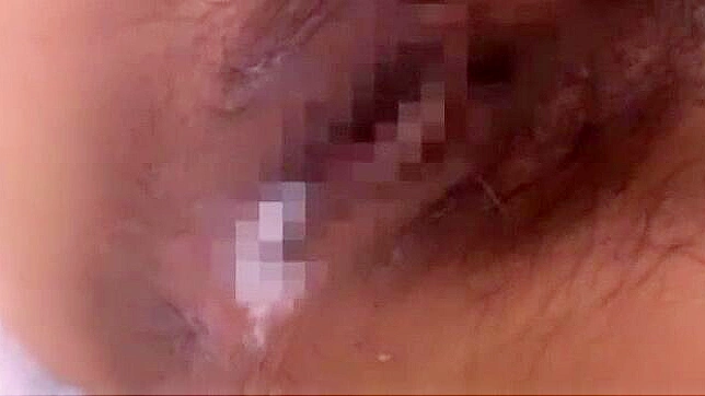 日本女孩在疯狂的户外JAV场景中自慰