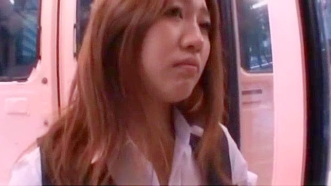 日本女孩在疯狂的户外JAV场景中自慰