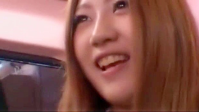 日本女孩在疯狂的户外JAV场景中自慰