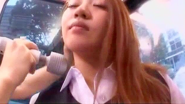 日本女孩在疯狂的户外JAV场景中自慰