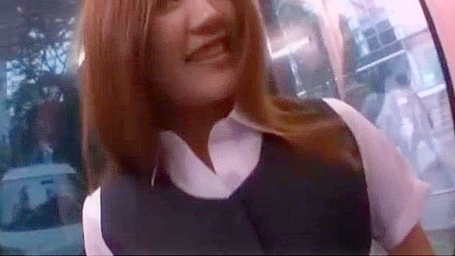 日本女孩在疯狂的户外JAV场景中自慰