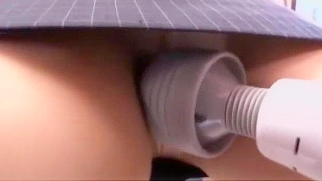 日本女孩在疯狂的户外JAV场景中自慰