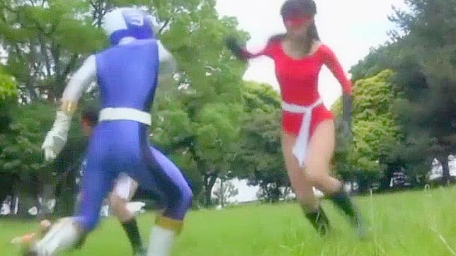饥渴日本妹子Eri Makino户外COSPLAY激情JAV场景