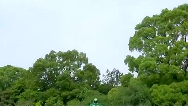 饥渴日本妹子Eri Makino户外COSPLAY激情JAV场景