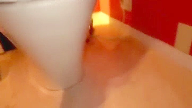 纹身美女在公共厕所与同伴进行激烈交欢