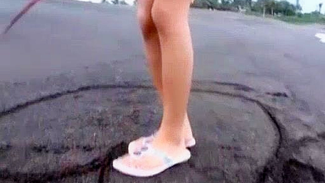 日本模特Risa Coda在最热女单，户外JAV场景中演出