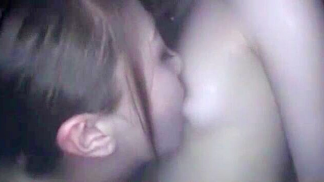 观看JAV~叶波由美和青葉夢在难忘的户外女同激情场景中。