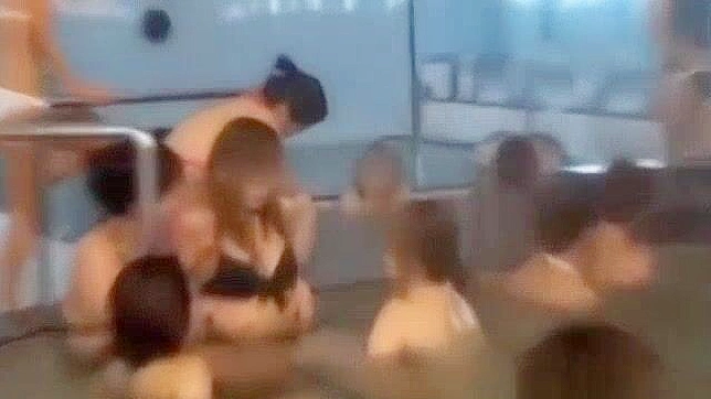 日本玩偶在公共温泉接受特殊服务—第一部分