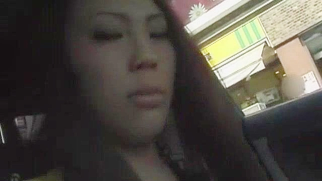 日本模特儿雏村有衣在JAV中的异国情趣手交与射精场景