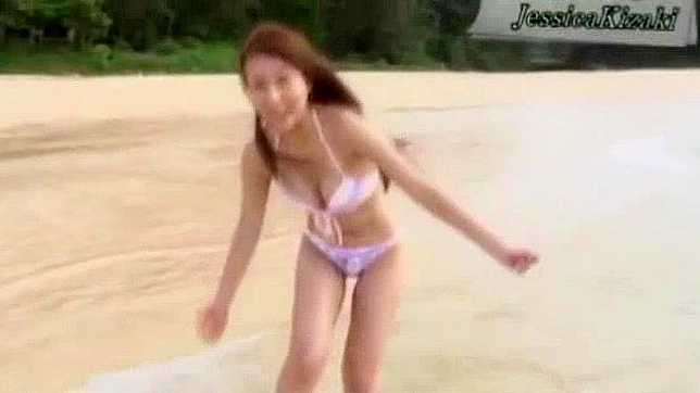 Tina裕月孤身海滩秀，Jessie木崎美雪全程陪伴