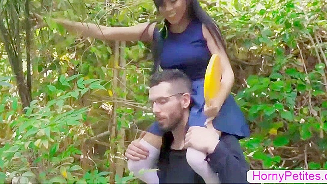 AV继父猛烈撞击可爱艾梅柏的湿润蜜穴—日本成人片