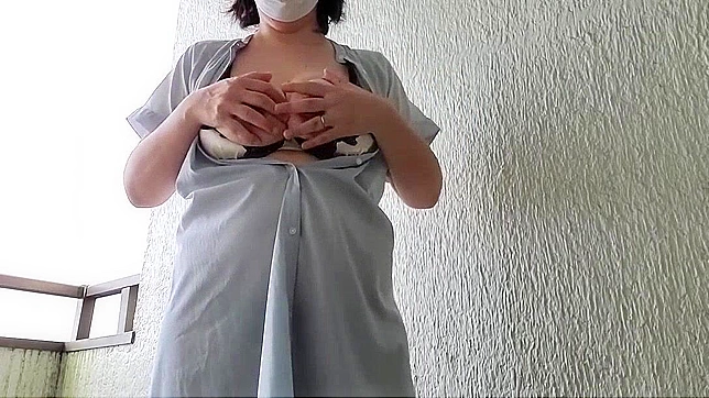 观看日本辣妈在公共场合自慰的火热场景