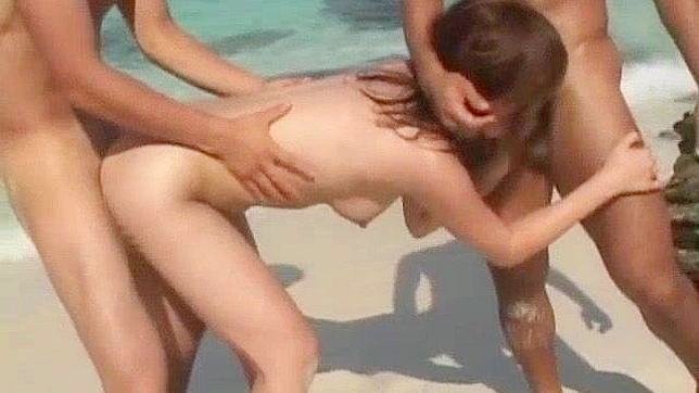 日本婊子上原瑞穂最熱手淫，小奶JAV場景