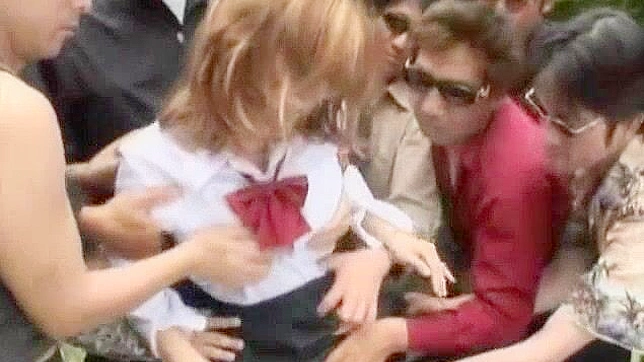 日系色情明星Akane火萤参与激情多人JAV场景使用巨型阳具玩具挑逗