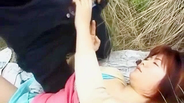 日本学生日向葵用蔬菜被搞，然后骑乘阳具享乐