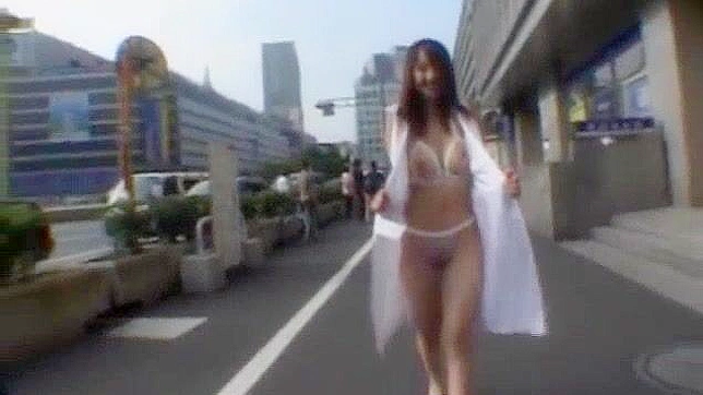 赤木由奈、甘蜜麻衣与宝来美雪在户外进行令人惊叹的手指互动的JAV片段。