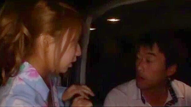 性感日本美女Wakana Kinoshita在公共场所进行激情足交表演