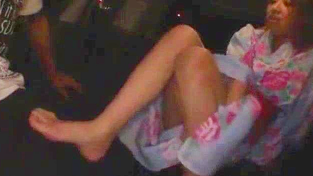 性感日本美女Wakana Kinoshita在公共场所进行激情足交表演