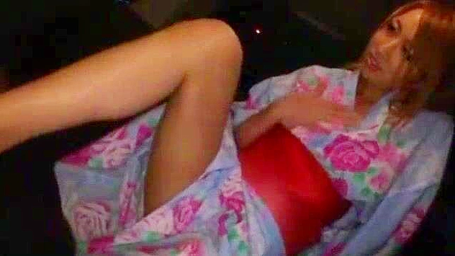 性感日本美女Wakana Kinoshita在公共场所进行激情足交表演