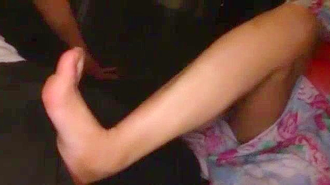 性感日本美女Wakana Kinoshita在公共场所进行激情足交表演