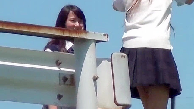 日本少女尿液游戏：挑逗、喷涌与首次排泄体验
