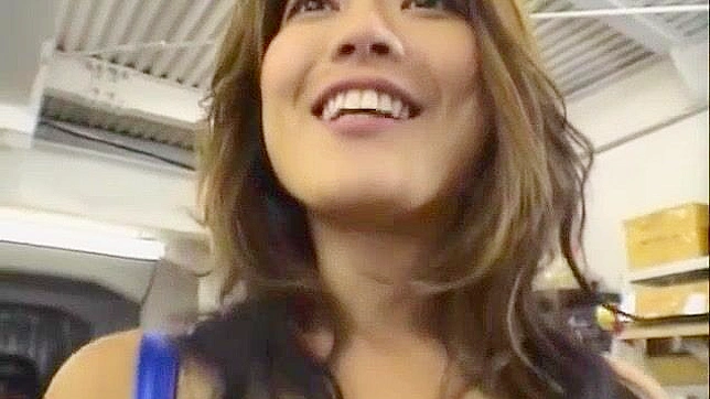 日式情色视频：若林纯璃与亚洲型男的公开激情邂逅