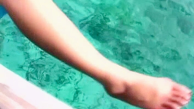 由月蒂娜狂野日本~饥渴自慰器比基尼JAV片段