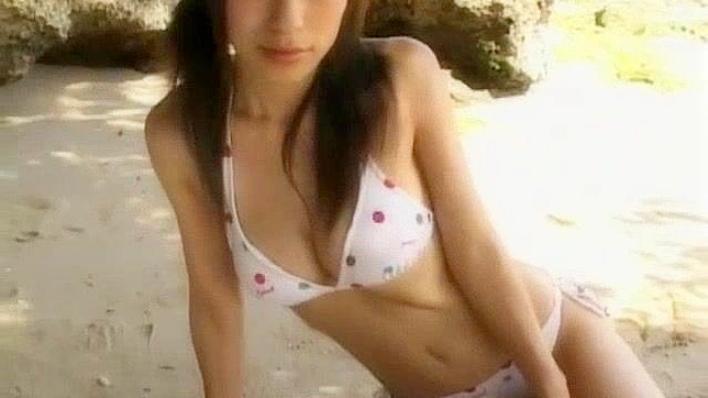 日本女优霞美琴户外JAV场景中的性感巨乳