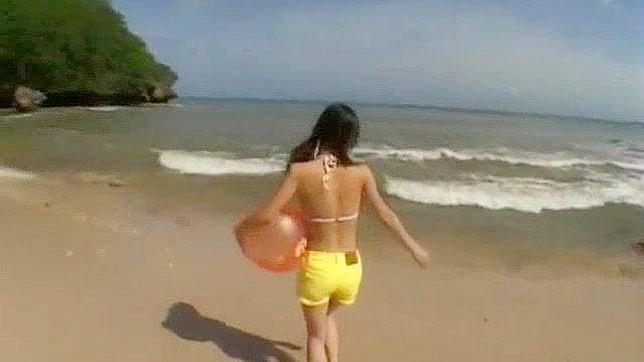 日本女优霞美琴户外JAV场景中的性感巨乳