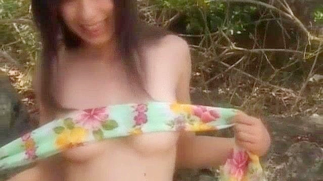 日本女优霞美琴户外JAV场景中的性感巨乳