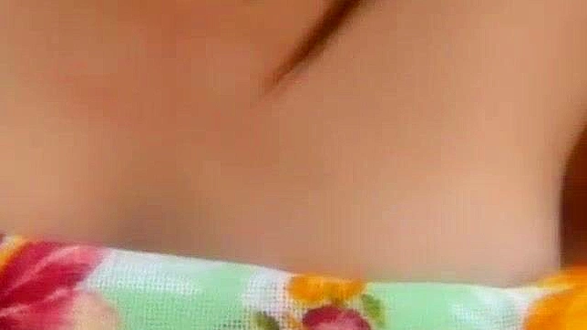 日本女优霞美琴户外JAV场景中的性感巨乳