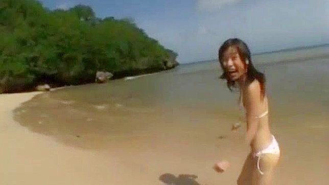 日本女优霞美琴户外JAV场景中的性感巨乳