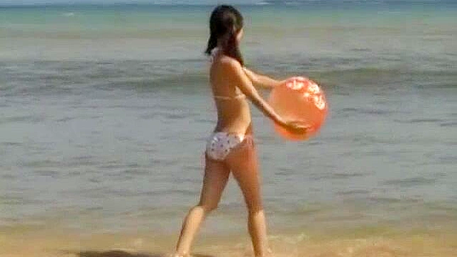 日本女优霞美琴户外JAV场景中的性感巨乳