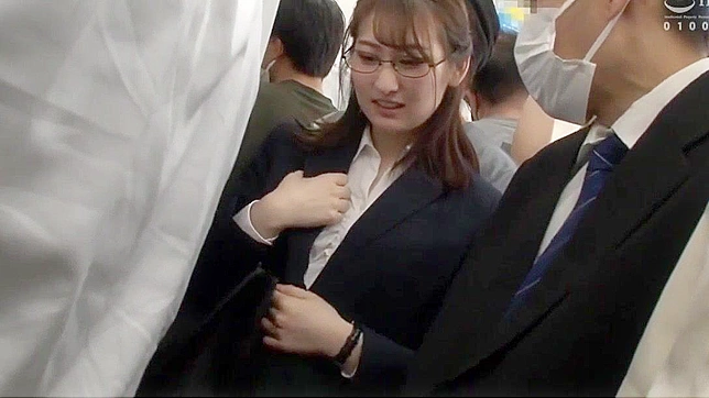 AV色情~变态日女在公共场合展示她的阴户