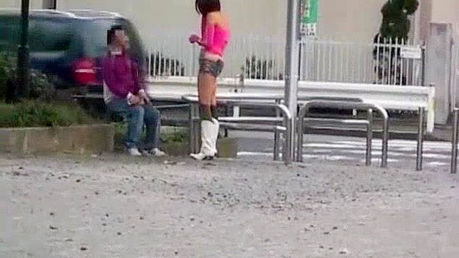 日本美女奈々佐惠在令人惊叹的户外软色情JAV影片中