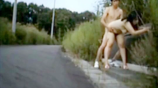 日本情侣户外狂野秀 – 自然中的无遮掩激情做爱